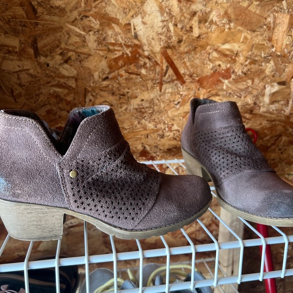 Earth Origins Heeled Booties - Picture 1 of 4